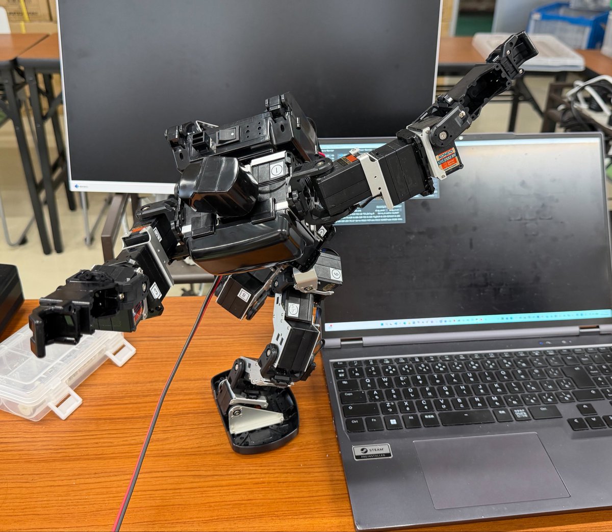 Dream_Drive's tweet photo. 子供と一緒に作っていたMeridian教材用のKHR-3、ついに完成しました！

Consoleから軽く動かしてみたところ、
しっかり100Hz張り付きで動作👍

#Meridian計画 https://t.co/gSymVVYEmn