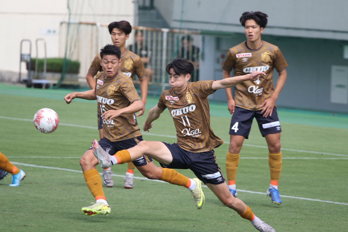 triority's tweet photo. FT 東海大 1-2 中央大

中央は内容が改善したかというとそうは言えないけどズルズルいかずブレイク前までに食い止めたのはデカい。前期で勝ち点18獲得は素晴らしい仕事だよ、宮沢監督。

東海大の13玉田滉喜(四国学院大香川西 2年)に昨シーズンから注目している。1年の時は大エース星景虎(矢板中央→東海大→鳥取)のために汚れ仕事を全て請け負ってる中で光るものを見せていたけど、今シーズンはエースの役割。最前線から少し下がって9番と10番のお仕事。陸でも空でも無理が効く上田綺世タイプ。未来を切り拓くにはエースとしてチームを1部に残留させることかな。