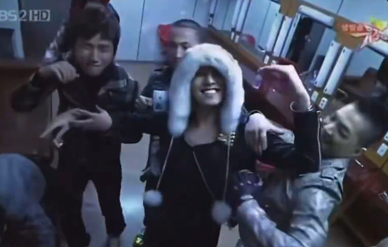 BabyVIP_Essays's tweet photo. I can't stop laughing it looks like Jiyong is unintentionally stopping Youngbae from messing with Daesung https://t.co/WntYYZwl0p