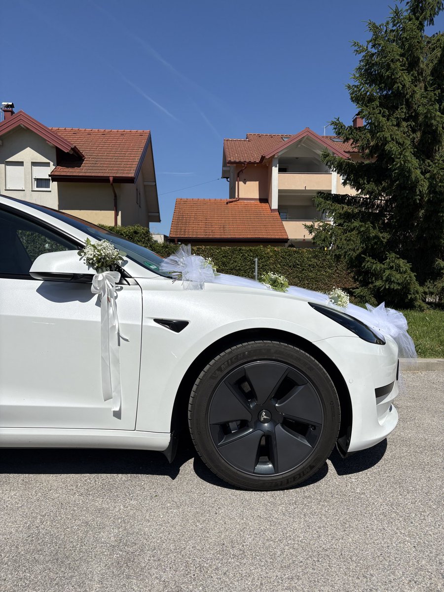 zbrdazdola69's tweet photo. Am letzten Wochenende war es mir eine Ehre, Trauzeuge bei der Hochzeit meines besten Freundes seit bereits 30 Jahren zu sein. 

Der große Wunsch von ihm und seiner Frau war, dass ich sie zur Hochzeit in einer geschmückten Tesla fahre

Und was für ein Mensch wäre ich gewesen, wenn ich diesen Wunsch abgelehnt hätte? 😌