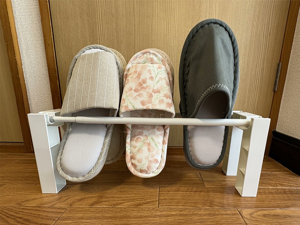grape_lifehack's tweet photo. ダイソーで買った『つっぱり棒用スリッパラック』
使ったらコスパ抜群で家族も喜んだ！🏠

くぼみがある2個の白いパーツ　つっぱり棒と組み合わせると…「これで十分」「家族も喜んだ」 https://t.co/Pp4OOUqXaj @grapeejpより https://t.co/mgRHLHsuyq