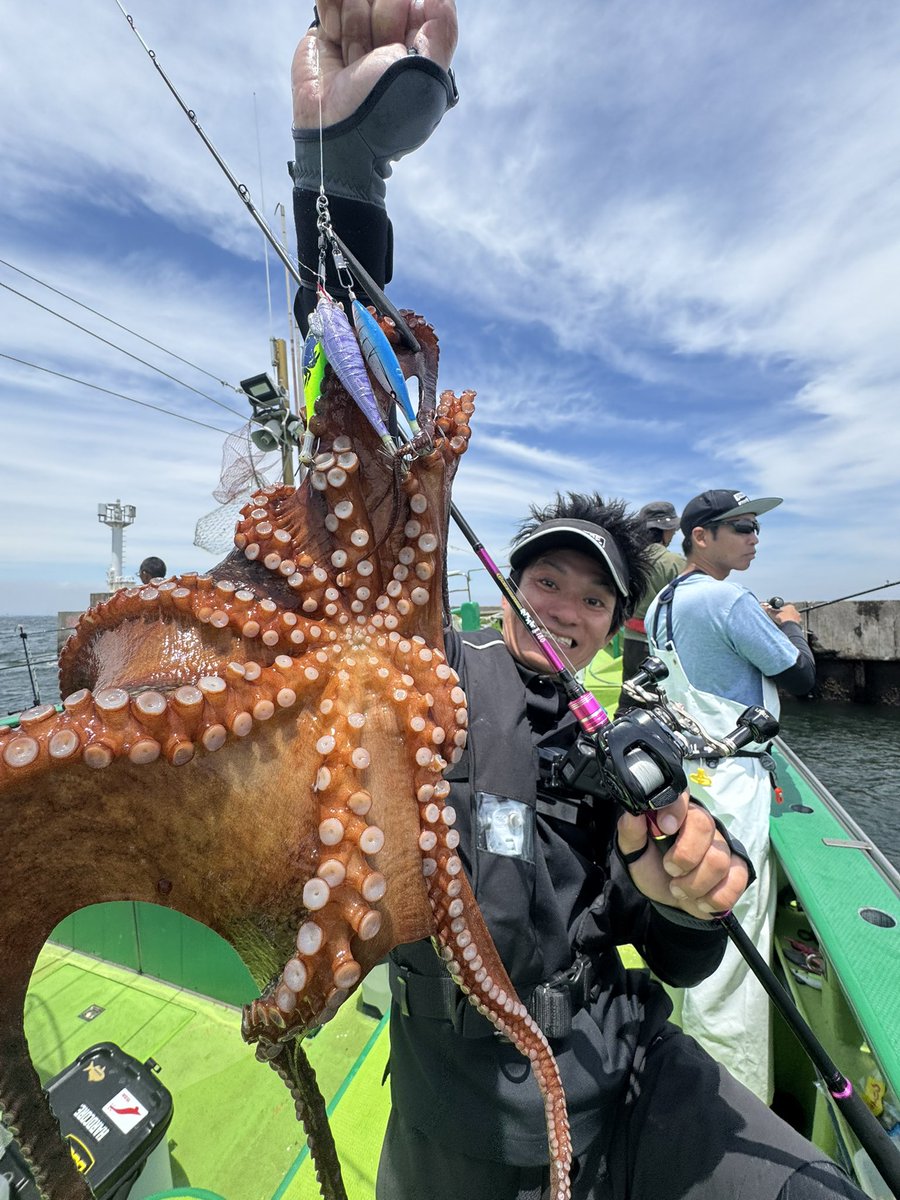 tatsuya0721y's tweet photo. 東京湾タコ解禁🐙
デカイの１発狙いで
見事に渋かったけどね
2キロ２匹釣れたし　
シーズン初で上出来
YOーZURIタコやん&amp;エビスッテは
今年も釣れますね。
#DUEL
#ArmoredーFーPlusーproー1.5号
#EXリーダー30lbs
#HARDCORE
#YOーZURI
#たこやん
#エビスッテ
#釣房商店
#塩漬鯖切身
#ECOGEAR
#LIVRE https://t.co/ORDNwGoV4K