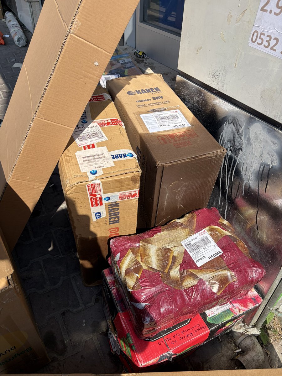 TraylorUgur's tweet photo. @ArasKargoDESTEK 3 gündür dağıtıma çıkarılmayan kargomu “bari gideyim ben alayım” diyerek teslim almaya gittiğimde bu halde buldum. Bu halde bana teslim edilmek istendi! Hem aksatılan teslimat için hem de bu hasar için şikayetçiyim! https://t.co/g9JPoXI3RV