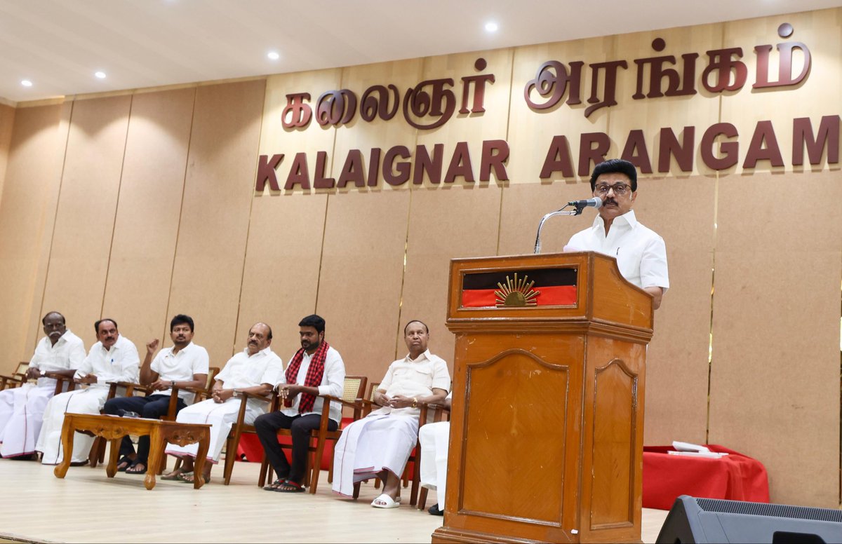 Udhaystalin's tweet photo. செங்கல்பட்டு தொகுதியில் மாற்றுக்கட்சியின் வேட்பாளராகப் போட்டியிட்ட சகோதரர் கஜேந்திரன் அவர்களின் தலைமையில் 1500 பேர் நமது தலைவர் @mkstalin முன்னிலையில் கழகத்தில் இன்று இணைத்துக் கொண்ட நிகழ்ச்சியில் நாமும் பங்கேற்றோம்.

திராவிடக் கொள்கைகளை உயர்த்திப் பிடிப்பதில் கழகமே உறுதியான இயக்கம் என்பதை உணர்ந்து நம்முடன் இணைந்துள்ள அனைவரையும் அன்புடன் வரவேற்கிறேன்.

உடன்பிறப்புகளாய் 
ஒன்றிணைந்து செயலாற்றுவோம்!

#DMK @thamoanbarasan