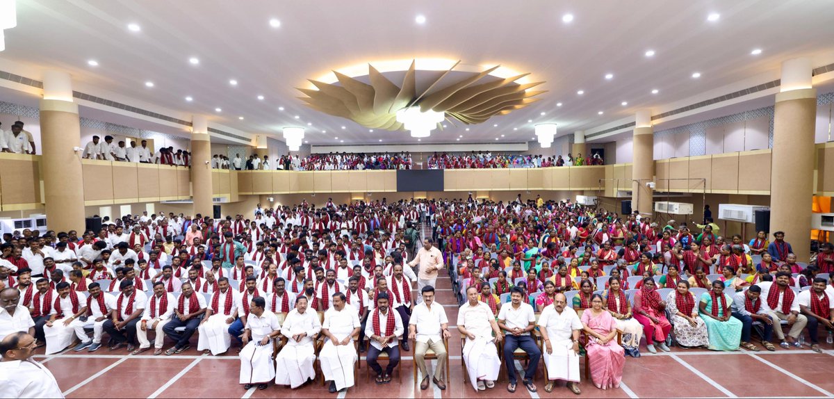 Udhaystalin's tweet photo. செங்கல்பட்டு தொகுதியில் மாற்றுக்கட்சியின் வேட்பாளராகப் போட்டியிட்ட சகோதரர் கஜேந்திரன் அவர்களின் தலைமையில் 1500 பேர் நமது தலைவர் @mkstalin முன்னிலையில் கழகத்தில் இன்று இணைத்துக் கொண்ட நிகழ்ச்சியில் நாமும் பங்கேற்றோம்.

திராவிடக் கொள்கைகளை உயர்த்திப் பிடிப்பதில் கழகமே உறுதியான இயக்கம் என்பதை உணர்ந்து நம்முடன் இணைந்துள்ள அனைவரையும் அன்புடன் வரவேற்கிறேன்.

உடன்பிறப்புகளாய் 
ஒன்றிணைந்து செயலாற்றுவோம்!

#DMK @thamoanbarasan