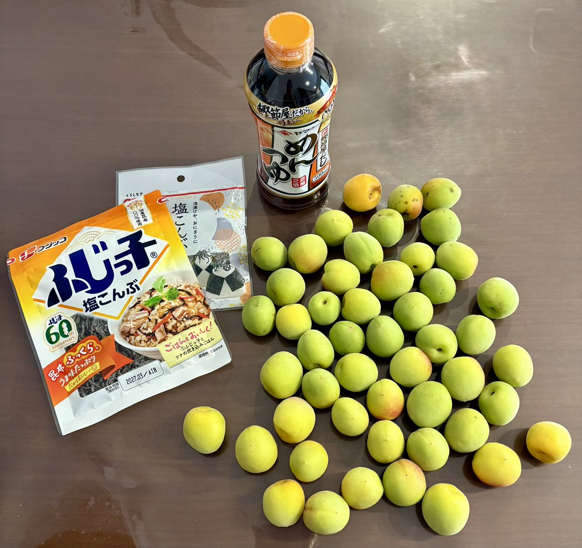 aiko_lrer's tweet photo. なんとか青梅ゲット♪今年は追熟が早いらしい。南高梅１kg 1,480円(税別)高い…うぅ(笑)

#梅仕事
#青梅の塩昆布漬け https://t.co/5qHLzSa7Ev