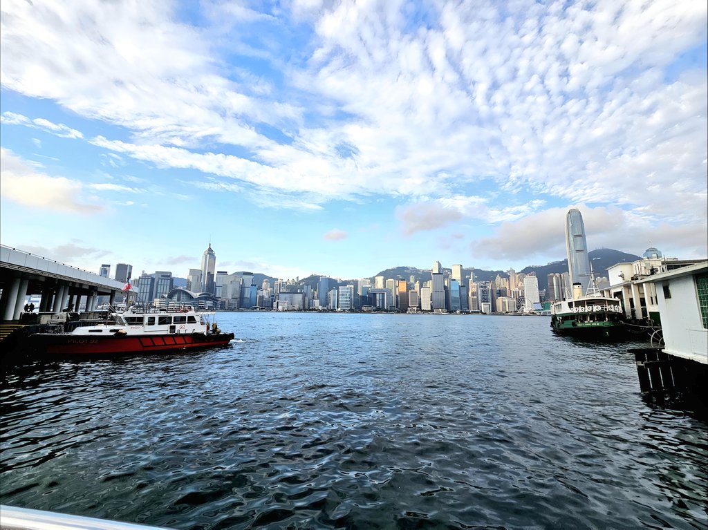 Reens2304's tweet photo. Throwback to hkcc 7 days ago today 

Naik kapal yg udah 100 taun tp mantepp, buat nyebrang ke hk island (wan chai) 

Culture shock : tengah hari siang bolong dgn suhu 34-35° panasnya mentereng pengep ada yg lagi jogging, meanwhile me lepek payungan ngumpetin tangan biar ga gosong https://t.co/cL0DmkEBFV