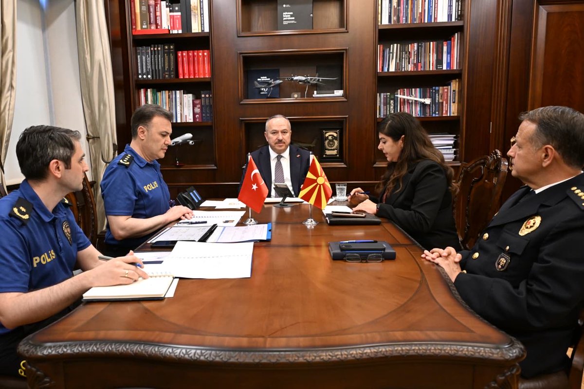 EmniyetGM's tweet photo. Emniyet Genel Müdürümüz Sayın Ali Fidan, Kuzey Makedonya Emniyet Genel Müdürü Aleksandar Janev ve Bulgaristan İçişleri Bakanlığı Genel Sekreteri Georgi Kandev ile telefon görüşmeleri gerçekleştirmiştir.

Görüşmelerde; ikili ülkelerin kolluk birimleri arasındaki mevcut iş birliği alanları, sınır aşan suçlarla mücadelede yürütülen ortak çalışmalar, bilgi ve tecrübe paylaşımı ile bölgesel güvenliğe katkı sağlayacak müşterek çalışmaların daha da geliştirilmesine yönelik konular ele alındı.