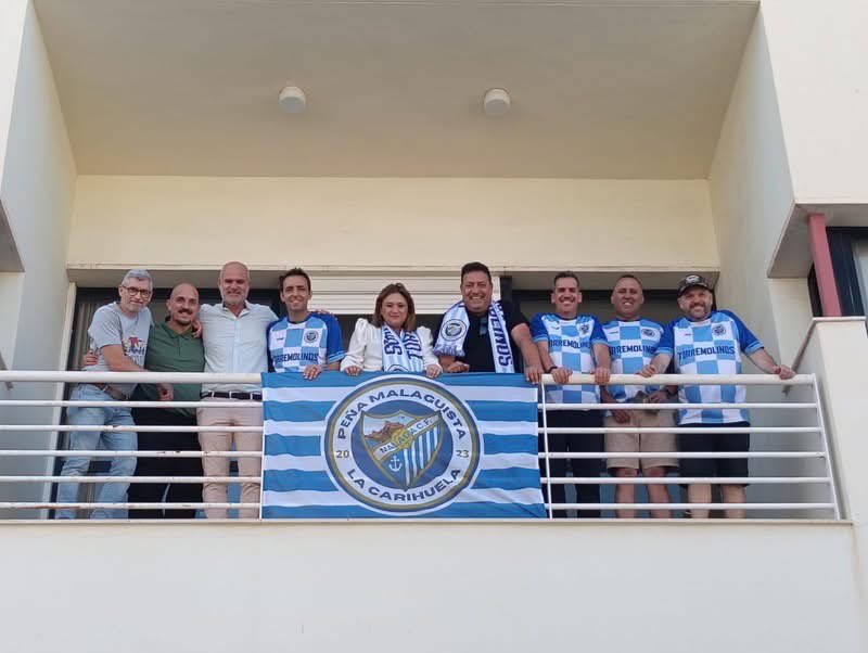 atrujillos86's tweet photo. 🤍💙 Sentimiento malaguista en la provincia. 

🏫 Algunos Ayuntamientos están colgando en sus balcones banderas del @MalagaCF para apoyar al equipo de cara al playoff. 

📸 Los ayuntamientos de Álora y Torremolinos son algunos de los ejemplos 

@malaga_ee https://t.co/29mb7U6Snt