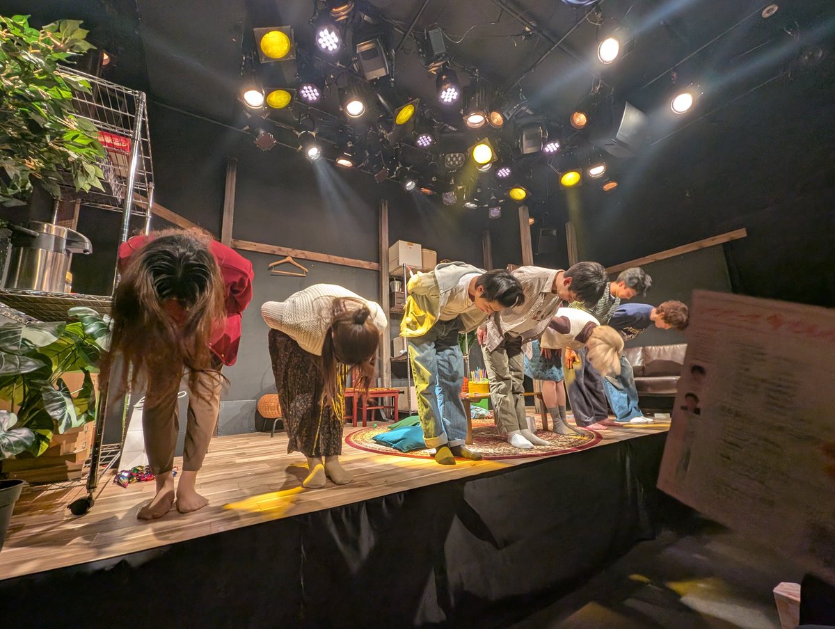 82_Badger's tweet photo. 演劇集団円プラスワン公演、『中二階な人々』を観劇させて頂きました！！
平成の懐かしさを想起させる観ている側の想像力を掻き立てさせられるそんな舞台でした😊😊同期の出ている舞台を観ると現状を甘んじず更に成長したいっていつも感じます🕺💃千秋楽まで無事走り抜けてください🙂‍↕️🙂‍↕️ https://t.co/gsrRZ4jgGm