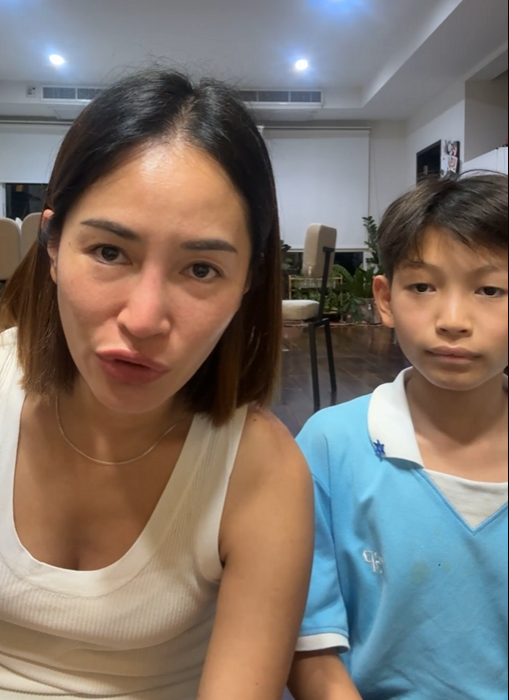 M0M0N64's tweet photo. กลายเป็นประเด็นหนักมาก สำหรับคุณแม่ที่ออกมาเล่าเตือนให้ระวัง ลูกๆหลานๆที่เล่น #Roblox ติดหน้าจอ เบื้องต้นในคลิปเล่าว่า
1. คุณแม่(คุณพลอย)กำลังออกไปซื้อของแต่โดนระงับบัตร เนื่องจากมี Transections แปลกๆหลายครั้ง
2. ลูก(น้องพูม่า)ของเขาเล่าว่าเข้าไปในแมพหนึ่ง แล้วแอดมิน/Dev แมพพยายามแฮกเงินจากแมพที่น้องเขาเล่น โดยพยายามเติม Robox รัวๆ โดยที่น้องยังไม่ได้ส่งข้อมูลอะไรใด ๆ ให้เลย 
3. คุณแม่พยายามขอยื่นเรื่องกับ Dev/Apple ขอเงินคืนแล้ว แต่ยังไม่ได้คำตอบกลับมา และคิดว่าไม่น่าได้เงินคืนแล้ว อายัตบัตรหมดแล้ว
4. คุณแม่ออกมาเตือนว่า เขาชะล่าใจ อย่าให้ลูกของคุณ อย่าเล่นเกมที่มันต้องเติมหรือใช้บัตรอะไร ต้องระวัง เป็นการเซฟที่ดีที่สุด
5. Comment ส่วนใหญ่คิดว่า น้องอาจจะเล่าไม่หมด คือเติมไปเยอะแต่ไม่กล้า เล่าหมดหรือบอกแม่ตรงๆ