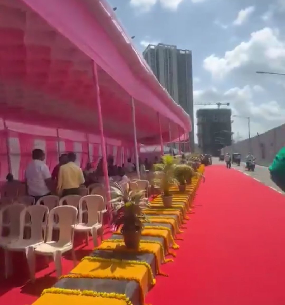 zoru75's tweet photo. Mrinal Tai Gore Flyover extension

What are they celebrating?

That they were able to complete it after taking 8 years?

Normal people would hang their head in shame

But. My BMC
They are celebrating their own incompetence https://t.co/kzsnHKQzTQ