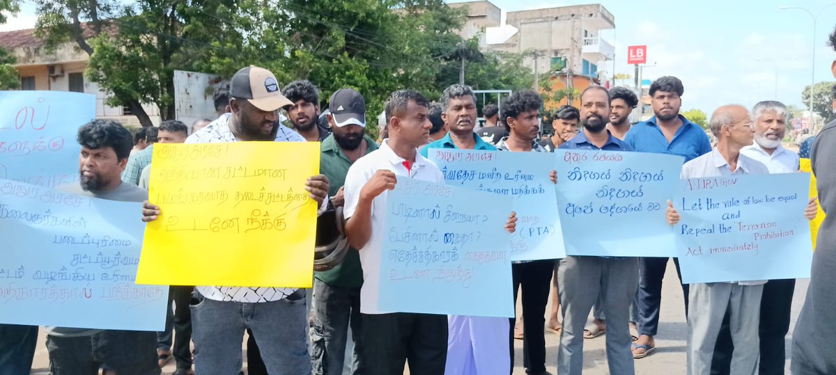 NENarrative2026's tweet photo. பயங்கரவாத தடைச்சட்டத்தின் கீழ் கைதுசெய்யப்பட்டுள்ள சொல்லிசை பாடகர் சங்கீத்தை விடுதலை செய்யக்கோரியும், பயங்கரவாத தடைச்சட்டத்தை நீக்கக்கோரியும் இன்று காலை கிளிநொச்சியில் போராட்டம் ஒன்று இடம்பெற்றது. #freehiphopsangeeth #StopPTA #PTA #srilanka

படங்கள்; Murukaiya Thamilchchelvan https://t.co/ExM9xWl4xB
