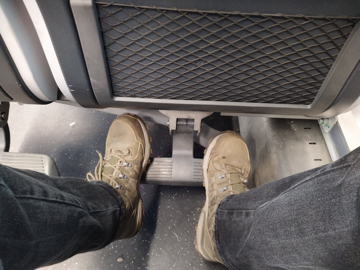 repost35's tweet photo. Unsere Reise in den Schwarzwald beginnt mit zwei ausgefallenen Zügen.

Ich hasse den Antichristen. https://t.co/Ztl4KvfbZv