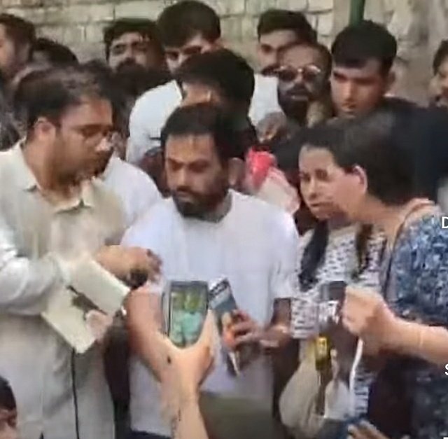 KraantiKumar's tweet photo. कॉकरोच जनता पार्टी के आंदोलन में भारी भीड़ जुटी है,

कम से कम 10,000 लोग जमा हुए हैं. इनमें 8000 यूटूबर हैं. 1000 दिल्ली पुलिस बल और बाकी 1000 भीड़ नारा लगा रही धर्मेंद्र प्रधान इस्तीफा दो.

Cockroach Janta Party के इंस्टाग्राम पर 22.2 M फॉलोवर्स हैं. एक्स पर अभिजीत दीपके के 248K फॉलोवर्स हैं. 

1974 के JP आंदोलन के बाद 2018 का SC ST आंदोलन और 2020 का किसान आंदोलन से बड़ा कोई आंदोलन नही हुआ.