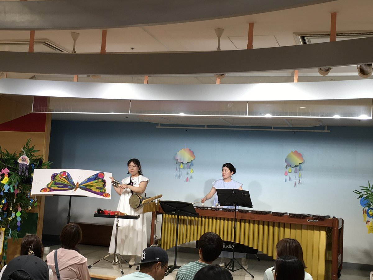 kodomo_how's tweet photo. 本日は #楽器の日 ていうことで「楽しむ♪マリンバコンサート」を開催🎵
マリンバ姉妹デュオ #AMODA による、素敵な演奏会のあとには楽器の体験会🌟
大きなマリンバに子どもたちは釘付けでした🤩
6/7「#父の日 かんむりチケット作り」を開催👨
お手伝いチケット付きのかんむりはプレゼントにぴったり‼️ https://t.co/UkoreGeDlw