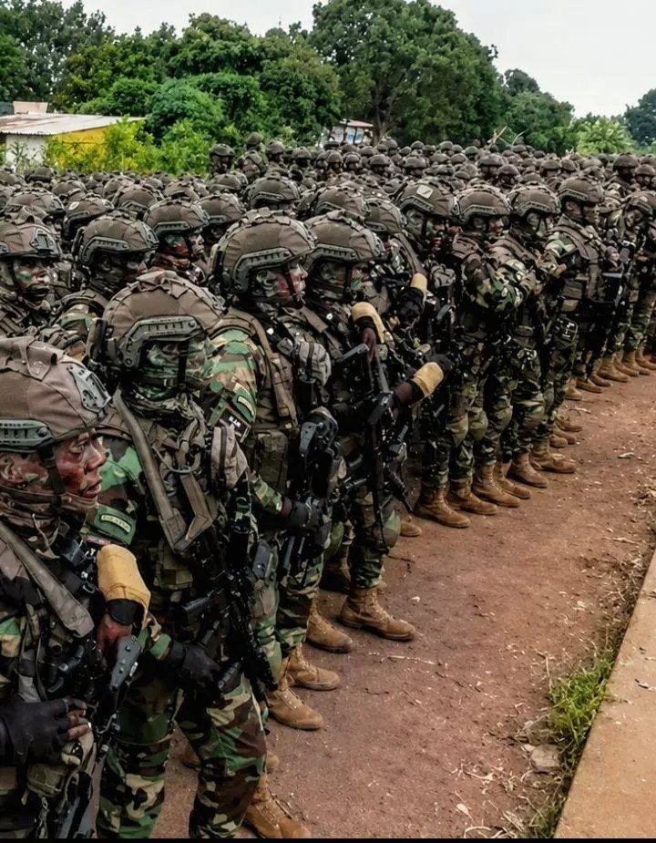 ClmentMuya2's tweet photo. 🚨LA GUERRE FINALE SE DESSINE.
Pendant que Félix deploie ses unités d'élites à l'Est, un arsenal important, soutenu par des missiles moyenne portée, Kagame panique, il a retiré ses unités les plus aguerries, pour protéger Kigali.
Les nouveaux officiers reprennent le commandement https://t.co/A4yLryrmCi