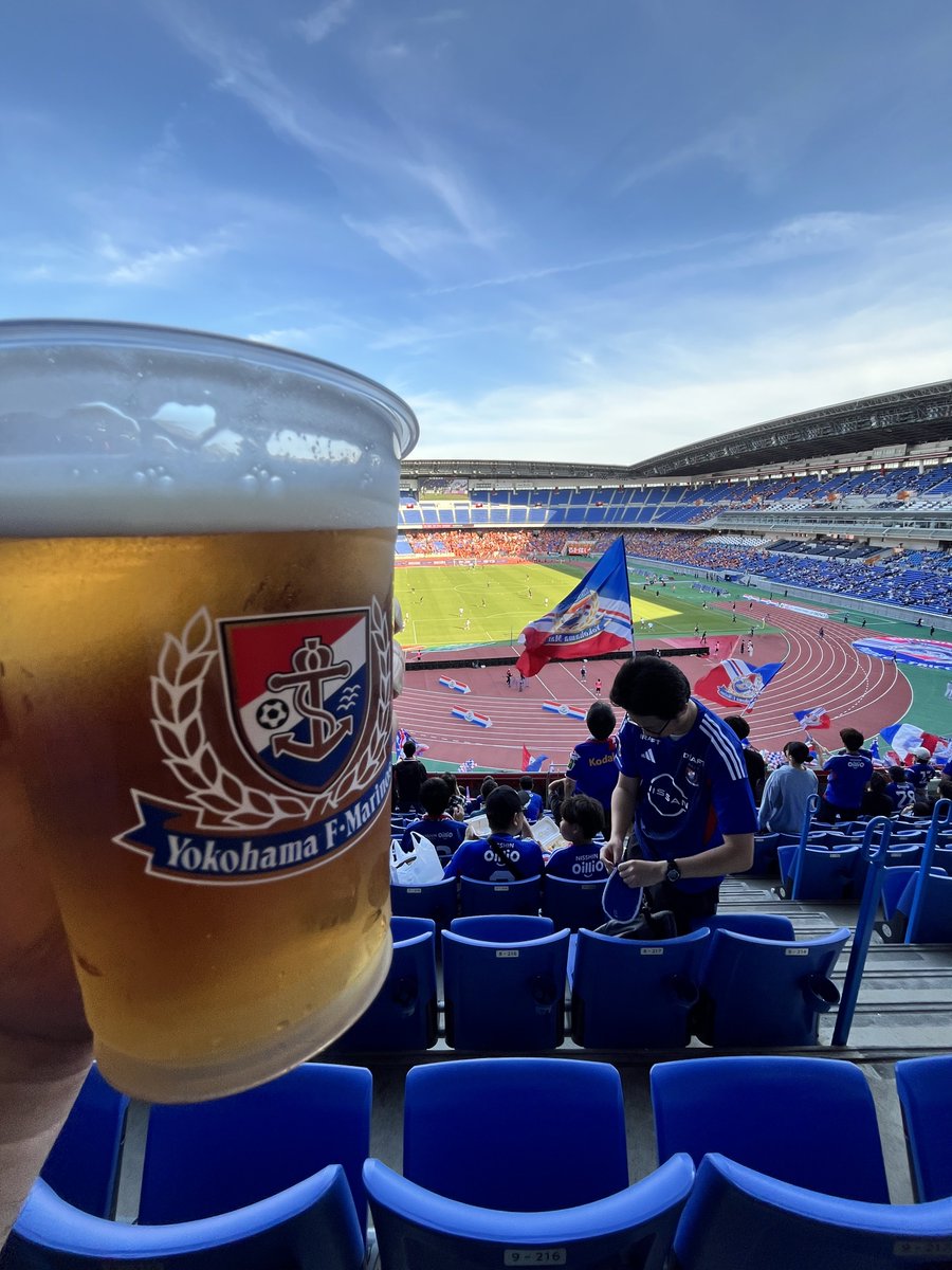 hungry1399's tweet photo. ただいま
日産スタジアム！！！
大島監督を勝って送り出すぞ💙🤍❤️

 #fmarinos https://t.co/lTFf8aPUv1