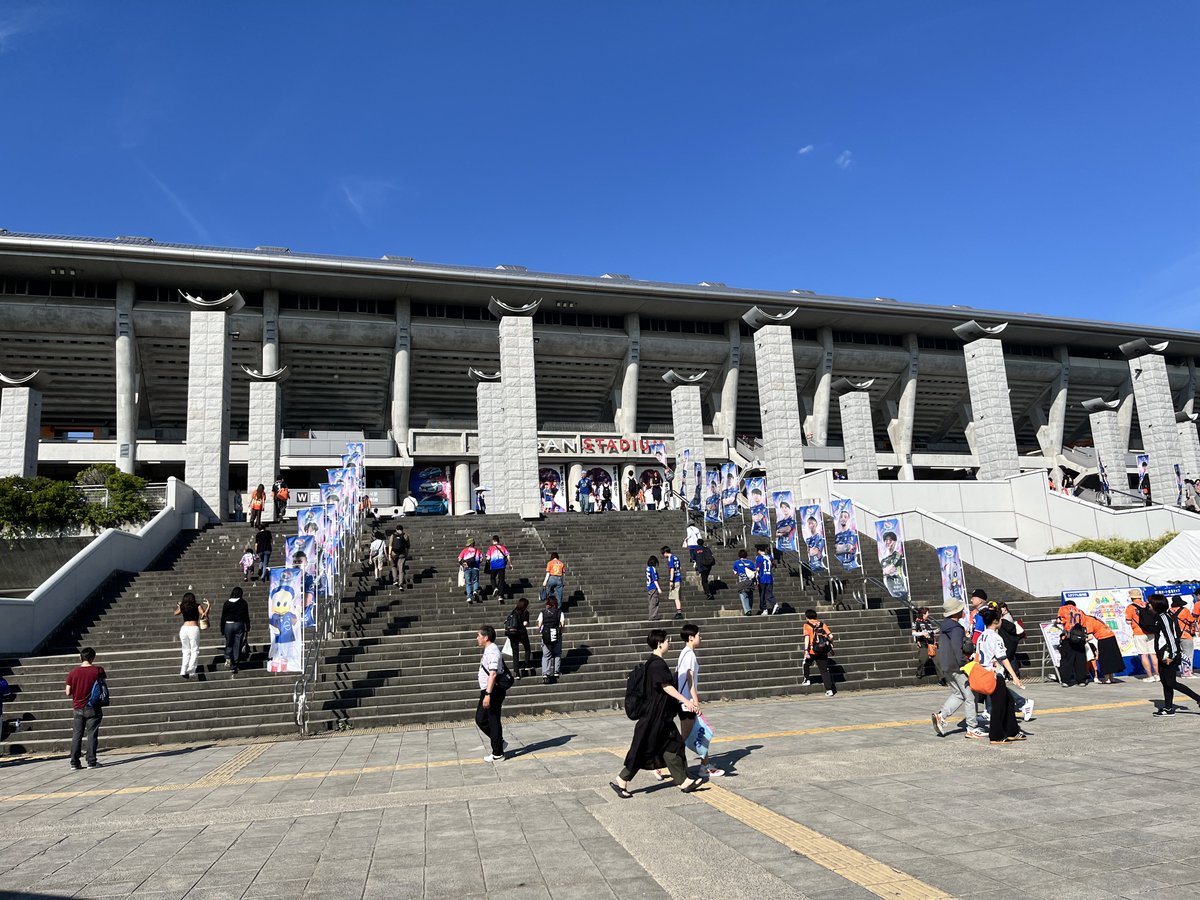 hungry1399's tweet photo. ただいま
日産スタジアム！！！
大島監督を勝って送り出すぞ💙🤍❤️

 #fmarinos https://t.co/lTFf8aPUv1