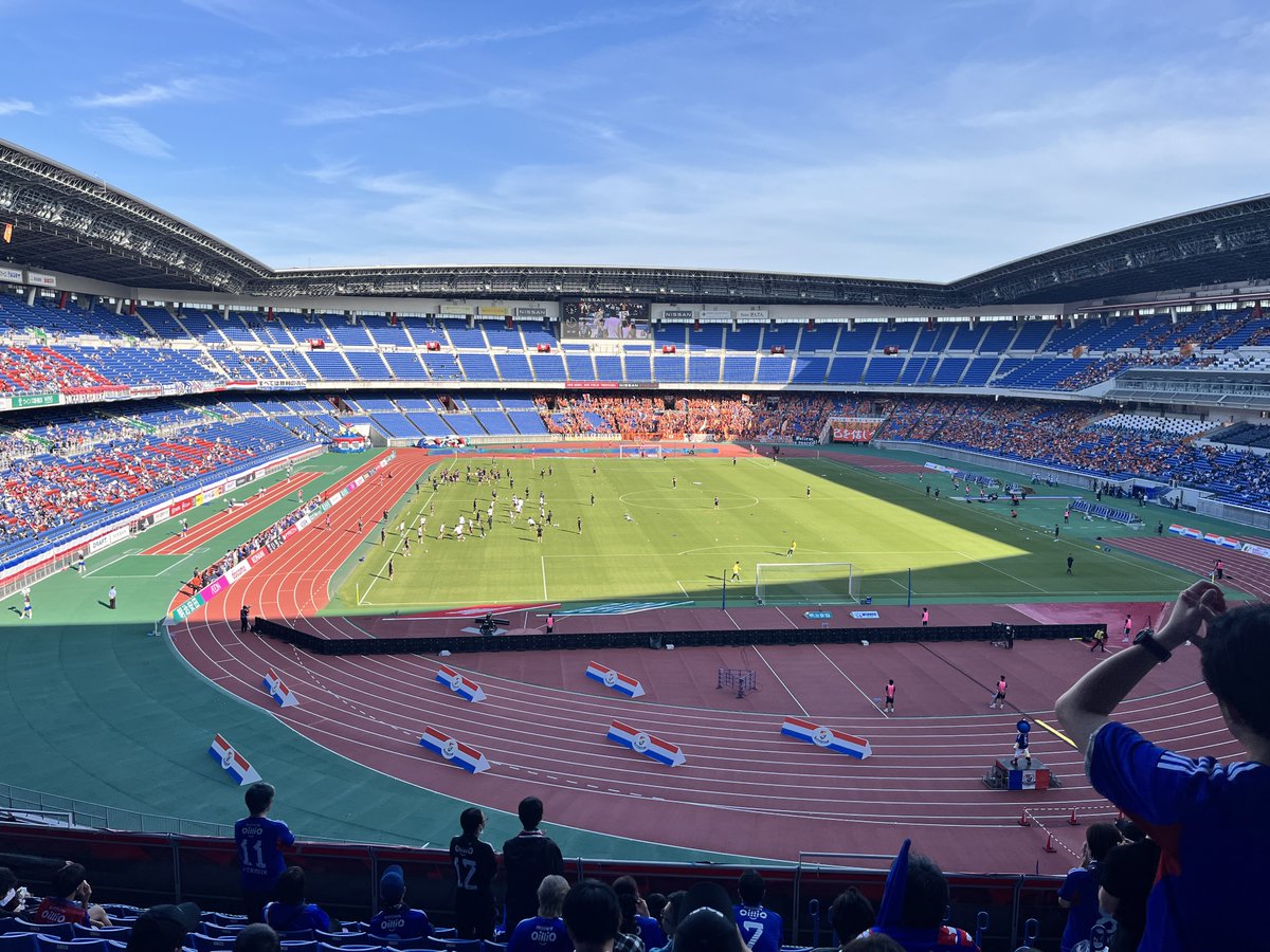 hungry1399's tweet photo. ただいま
日産スタジアム！！！
大島監督を勝って送り出すぞ💙🤍❤️

 #fmarinos https://t.co/lTFf8aPUv1