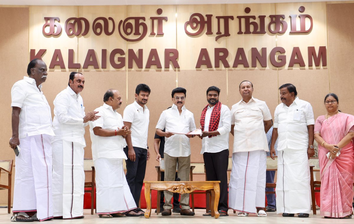 mkstalin's tweet photo. ஆட்சி அதிகாரம் எந்தப் பக்கம் இருந்தாலும் கொள்கையில் உறுதிமிக்கோர் எப்போதும் தி.மு.க. பக்கம்தான்!

தமிழ்நாட்டின் உரிமைகளைத் தி.மு.க.தான் காப்பாற்றும் என்ற உறுதியோடு, செங்கல்பட்டு தொகுதியில் அ.தி.மு.க. வேட்பாளராகப் போட்டியிட்ட திரு. கஜேந்திரன் அவர்கள் தலைமையில் தாய்க்கழகத்தில் தங்களை இணைத்துக்கொண்ட அனைவரையும் வரவேற்கிறேன்.