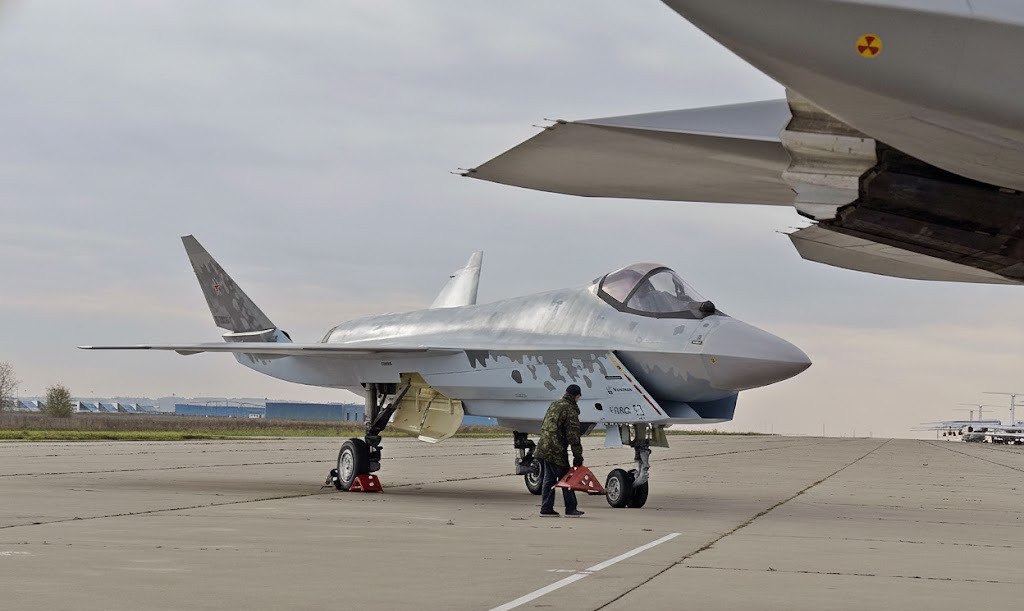 SanayiSavunmaTR's tweet photo. Rusya, Su-75’in üretimine başladı

Rusya Birleşik Uçak Şirketi (UAC), Su-75 Checkmate savaş uçağının ilk uçuş prototipinin üretimine başlandığını açıkladı.

Tek motorlu beşinci nesil savaş uçağı olarak geliştirilen Su-75’in, daha düşük maliyetli bir ihracat platformu olması hedefleniyor.

Program ilk kez 2021’de tanıtılmış, ancak ilk uçuş takvimi birkaç kez ertelenmişti.