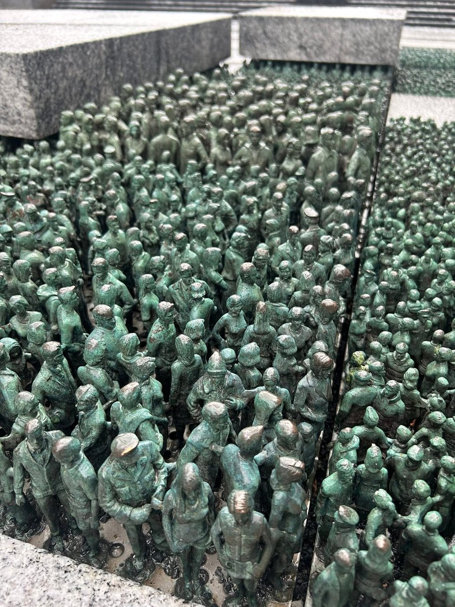 LoeSiri's tweet photo. Dette er «kunst» eller noe utenfor det nye regjeringskvartalet. Er det noen som veit hva disse bittesmå grønne og grå menneskene skal forestille eller symbolisere?🙄 https://t.co/fskxEMhpF5