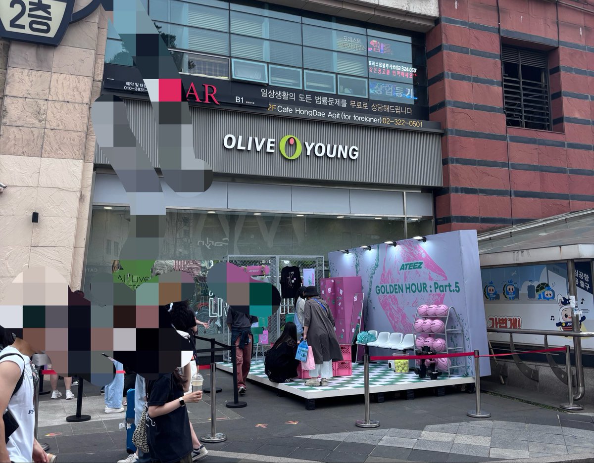 mlyspp's tweet photo. je suis passée devant le pop up ateez c est une vaste blague https://t.co/hPSbROYYRy