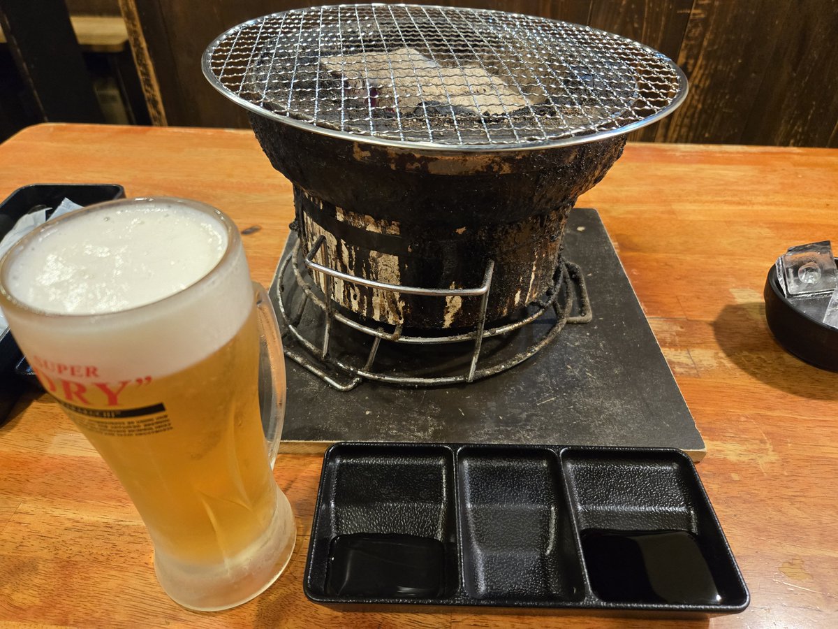 yasdesuyo's tweet photo. 道中いつもの猫さんに睨まれながら…
毎度の店で始めます🍺
少しは早いですが…
皆さん今日も1日お疲れ様でした！
🍺✨🍺乾杯 https://t.co/0kvujQ5myD