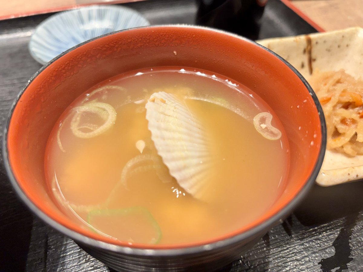 purechan6972's tweet photo. KITTE丸の内のできたて屋🐟
はなまる丼＋貝味噌汁付きで1,400円。

味も満足度も完全に根室はなまるクオリティ（系列店）👏
まだあまりバレてないのか、並ばず入れるのもポイントが高い！ https://t.co/NB95w3IIS0