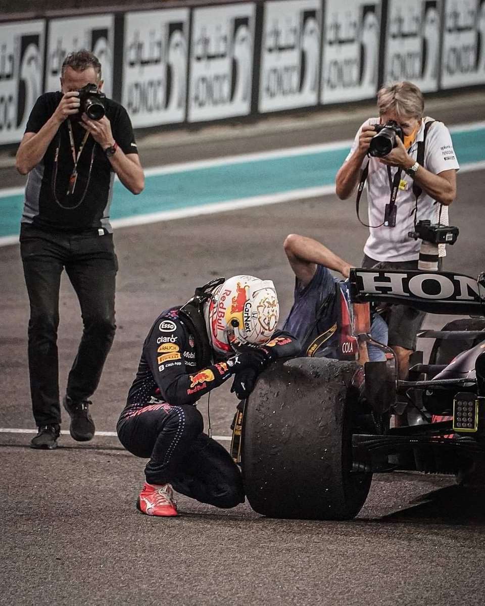 Mercury98568210's tweet photo. The irony is that at first he kicked this tyre, and in the end he will cry on it. https://t.co/BF1cMnhiiW