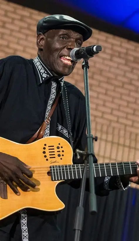 PeteVowles's tweet photo. 🙏👋 #6/12 

Saturday morning sungura! 

The tunes of Zvakata, Dembo, Chimbetu, Mtukudzi, Mapfumo, Macheso &amp; many more are the soundtrack of my life. 

From crackly bottle store radios, loud bus radios &amp; tape players rigged up to car batteries to modern-day playlists. 

❤️🇿🇼🎸🎶 https://t.co/NzhI5MVNKl