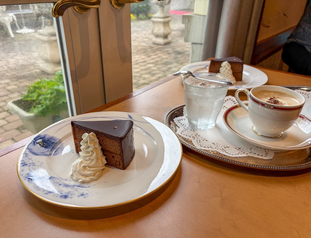 yu_553's tweet photo. おやつにザッハトルテを食べます https://t.co/RVG33tZ8JB