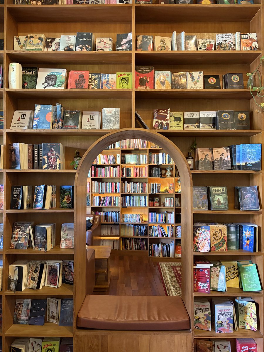 shiramediagroup's tweet photo. Bookdate malam Minggu ini ke Shira Media bisa kali yaa~ 🪐✨
#bookdate #shiramedia #malming https://t.co/qk4sPVoUf0