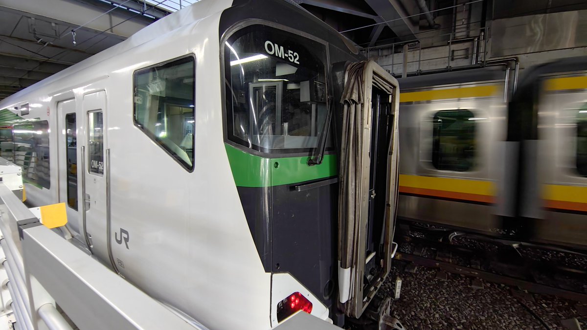 minakooono's tweet photo. 登戸駅で珍しい車両に遭遇
#修学旅行列車 https://t.co/CIIx7i7W2x