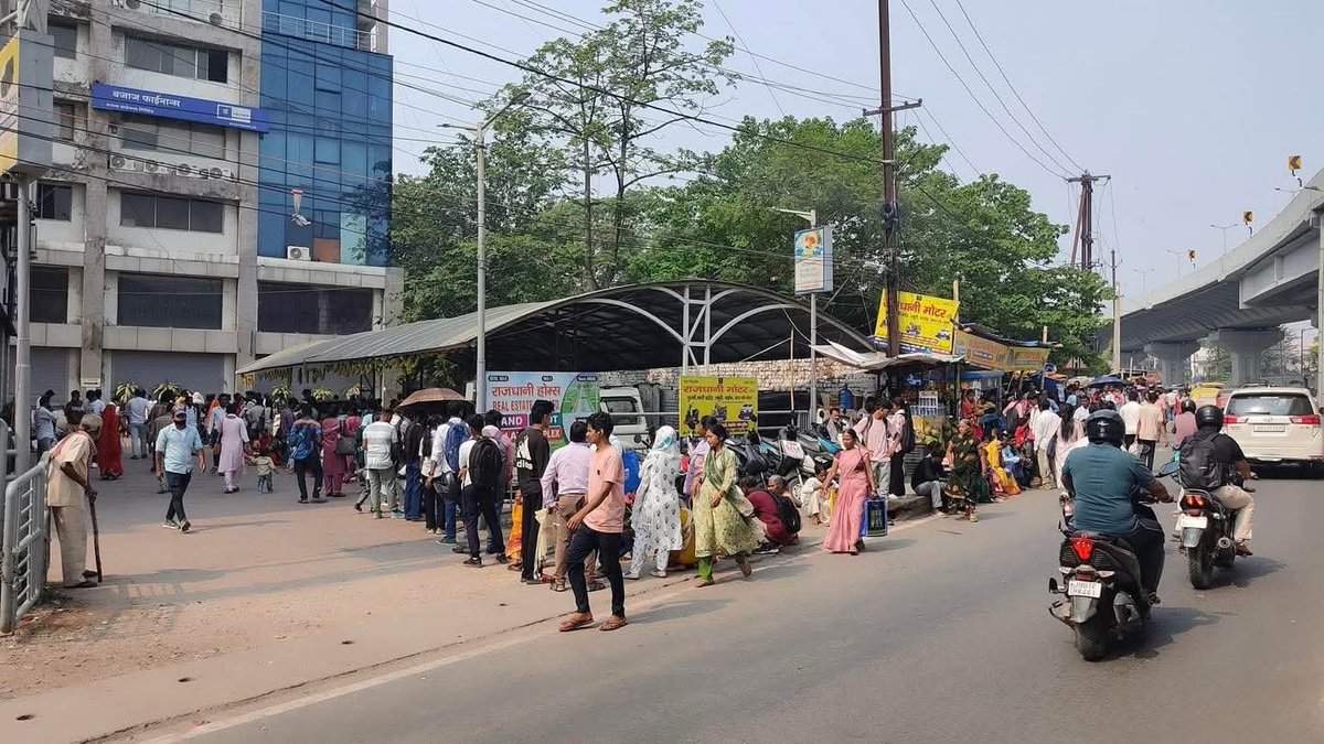 WeAreRanchi's tweet photo. #रांची: आधार के लिए लगी मीलों लंबी कतार, जाम से हांफने लगी जनता!

एक ऐसी जमीनी हकीकत, जो व्यवस्था के दावों पर बड़े सवाल खड़े करती है। कांटाटोली स्थित मंगल टॉवर के बाहर का नजारा देखकर आप भी दंग रह जाएंगे! आधार कार्ड में नाम, पता और मोबाइल नंबर सुधरवाने जैसी बुनियादी चीजों के लिए जनता को किस कदर तड़पना पड़ रहा है

क्या है पूरा मामला?
 कांटाटोली चौक तक पहुंची लाइन:
मंगल टॉवर के आधार केंद्र के बाहर देखते ही देखते लोगों की कतार इतनी लंबी हो गई कि वह कांटाटोली चौक तक पहुंच गई। इस भारी भीड़ के कारण सड़कों पर गाड़ियों का आना-जाना मुहाल हो गया और लंबा ट्रैफिक जाम लग गया।

दूसरे राज्यों से भी पहुंचे लोग:
पूछने पर पता चला कि इस सेंटर पर सिर्फ रांची या झारखंड के लोग ही नहीं, बल्कि पड़ोसी राज्यों से भी लोग पहुंचे हुए हैं।

भोर से भूखे-प्यासे कतार में:ग्रामीण इलाकों से आए लोग भोर (सुबह-सुबह) में ही अपने घरों से निकल पड़े थे। इतनी दूर आने और घंटों लाइन में भूखे-प्यासे खड़े रहने के बाद भी वे कतार में बहुत पीछे हैं। अब लोगों को यह डर सता रहा है कि इतनी प्रताड़ना झेलने के बाद भी आज उनका काम हो पाएगा या नहीं।

सिस्टम पर बड़े सवाल:
सरकार हर दिन 'जनता दरबार' और प्रशासनिक सरलता की तारीफ करते नहीं थकती। लेकिन सवाल यह उठता है कि अगर आधार कार्ड अपडेट करने जैसा छोटा सा काम प्रखंड (Block) स्तर पर ही सुचारू रूप से हो जाता, तो इन गरीब लोगों को इतनी दूर राजधानी रांची आने की क्या जरूरत थी?

प्रशासन और सरकार को इस गंभीर समस्या पर तुरंत संज्ञान लेना चाहिए और हर प्रखंड स्तर पर मजबूत आधार सेंटर खोलने चाहिए, ताकि आम जनता को इस तरह की प्रताड़ना न झेलनी पड़े।

@UIDAI
@DC_Ranchi
@mbhajantri

#Ranchi #Mangaltower #AadhaarUpdate