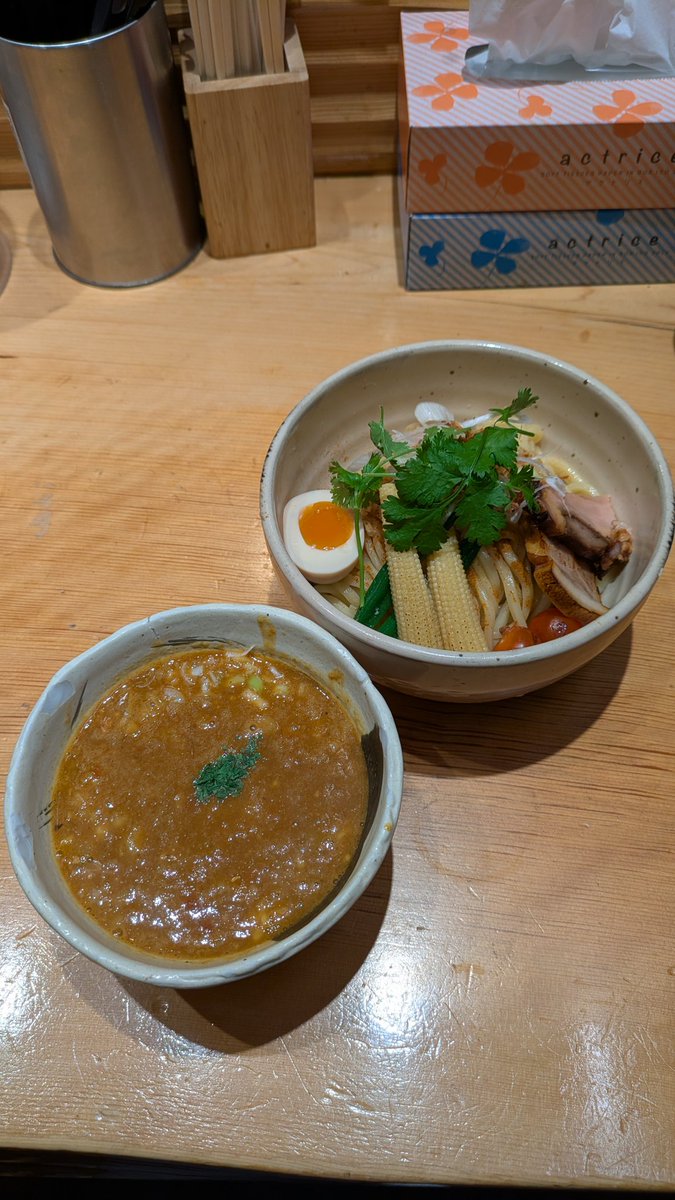 liendady's tweet photo. トマト���レーつけ麺　朧月 銀座
この美しいビジュアル！
原点に戻って2年。シーズンで3杯は食べるやつ。
コシのある麺、キーマに近い肉感たっぷりのつけ汁、バラチャーシュー、オクラ、ベビーコーンにトマト。メンマとサイコロ状チャーシューがつけ汁の中に。
夏場に最高のつけ麺、食べなきゃ損です！ https://t.co/KE1IeQ2zY2