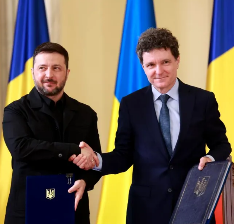 DrNeculai's tweet photo. 🇺🇦🇷🇴 The Ukrainian naval drone that exploded in Romania was intended to be a false flag to blame Russia. But because it was identified, photographed and filmed by passersby, it was identified before it self-exploded, just 900 m away from the port's oil terminal.
TERRORISTS! https://t.co/I5DLbVrXTi