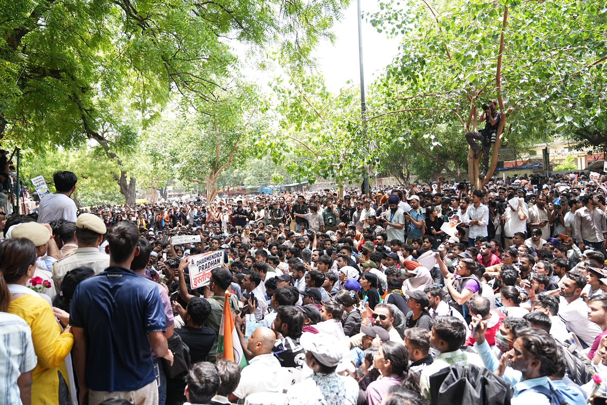 Cockroachisback's tweet photo. “लोग कहते हैं आंदोलन, धरना प्रदर्शन और जुलूस निकालने से क्या होता है ?
इससे यह सिद्ध होता है कि हम जीवित हैं !”

सरकार के लिए हम हो सकते हैं कीड़े मकौड़े, लेकिन हम जीवित है और अपने हकों की लड़ाई लड़ने के लिए सक्षम है 

#cjpprotest https://t.co/pDfenVCHFy