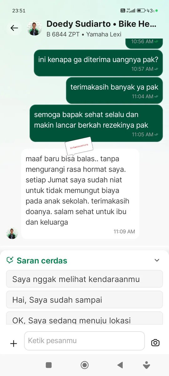 txtharihariWNI's tweet photo. Seumur2 baru kali ini aku digratisin ongkos sama driver grab. 
Jadi anakku kan tiap pulang sekolah naik grabbike. Sengaja aku pilih yang hemat dengan tarif 9 ribu rupiah karena aku selalu bayar tunai 15 rb rupiah. Bagiku, itu caraku untuk sedekah walau dikiiiit banget. Selain suamiku juga ojol, aku berharap sedekahku membuat suamiku aman di jalanan dan juga mendapat customer yang baik semua.

Singkat cerita, siang ini ketika anakku ngasih tau sudah pulang, aku langsung pesan grab. 
Ga seperti biasa, bapaknya ga kasih pesan apa2 ketika orderan masuk ke beliau. 
Aku chat ngasih tau posisi anakku, nama dan detailnya, ga dibalas. 
Trus aku telepon ga diangkat. 
Map grab memang lagi error 2 hari ini. 
Jadi keliatannya bapaknya kaya muter2 aja dekar titik lokasi. 
Pas aku mau batalin, tiba2 anakku bilang drivernya sudah sampai (sepanjang aku pesen grab, aku sambil vc anakku)

Trus naik grablah anakku. 
Seperti biasa juga, aku pantau terus mapnya dan ketika udah dekat, aku suruh anak keduaku supaya bawa uang buat bayar grab dan nunggu depan rumah. Aku liat dari jendela, bapaknya kaya ngomong sesuatu ke anak keduaku pas sampai sambil pegang bahunya, trus pergi. 
Pas mereka masuk rumah, aku kaget anakku masih pegang uang 15 rb itu. 
Aku bilang ko ga dibayar? 
Kan pake bayar tunai. 
Anak keduaku menjawab "kata bapak grabnya, gapapa ini buat kamu, bapak ikhlas"

"bapak uda niat, buat jajan kamu aja ya". 
Aku bingung dong, sambil inget2 apa tadi aku kedengeran marah ya di tlp pas aku ngomong sama bapaknya pas dia jemput anakku ( aku cuma bilang, "oh bapak udah dateng. 
Saya kira ga jadi pak soalnya chat ga dibalas, tlp ga diangkat". 
Bapaknya jawab "iya bu tadi saya lagi bawa motor ga sempat balas". 
Aku bilang lagi, " yaudah makasih ya pak sudah mau jemput anak saya. " 
Dan aku emang biasa ngomong gitu ke semua driver.

Akhirnya aku chat bapaknya kaya gini. 
Dan jawaban bapaknya seperti yang tertera di bawah ini😭. 
Buat pak Doedy kalo baca post saya, saya mau ucapin banyak terimakasih ya pak. 
Semoga bapak sehat selalu, aman di jalan, makin lancar dan berkah rezekinya serta selamat dunia akhirat aamiin

Guys walaupun bapak nya ojol tapi masi ingat bersedekah🥲
apalagi di masa potongan yang gede dari aplikasi bapak nya tetep iklas 
tentu di fase sulit sih😭

sc:threadskirikosawamura