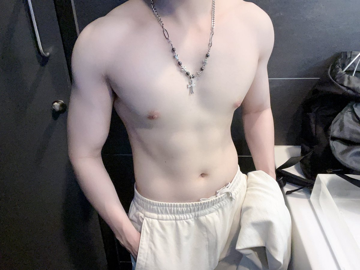 GODEATER_1's tweet photo. 今晚来我家吃饭 在厨房在客厅在玄关在阳台在浴室在卧室在桌子上在椅子上在楼道里早上吃一次中午吃一次晚上吃一次 吃完放你回家😋
#薄肌 https://t.co/MPe4jS581Z