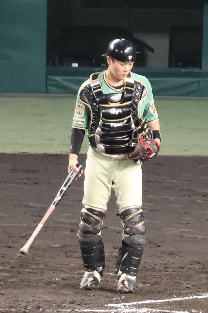 ファールになった村林選手にバットを渡してあげるだけの写真 なのに