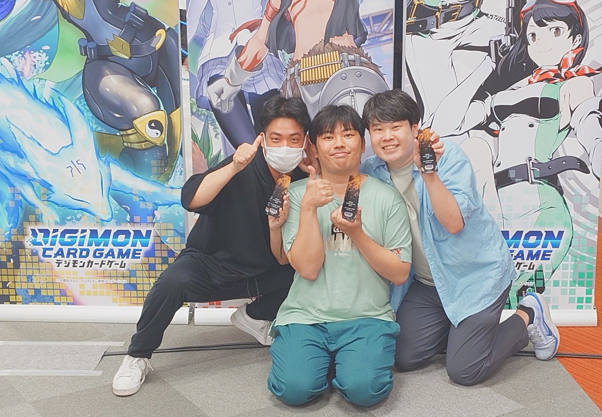 digimon_tcg's tweet photo. 📢#デジカ 超！テイマーバトル 2026【大阪会場】

激戦を制し、優勝チームとなったのは『文殊の知恵』！！

OTAKE選手
https://t.co/AHuzQ4Nnze

瑞熊選手
https://t.co/TBBfCd35xF

SUUMO選手
https://t.co/3WHHlYwJEv

2027年開催の『WCS26-27 JAPAN FINAL』進出権獲得おめでとうございます！

#デジモン