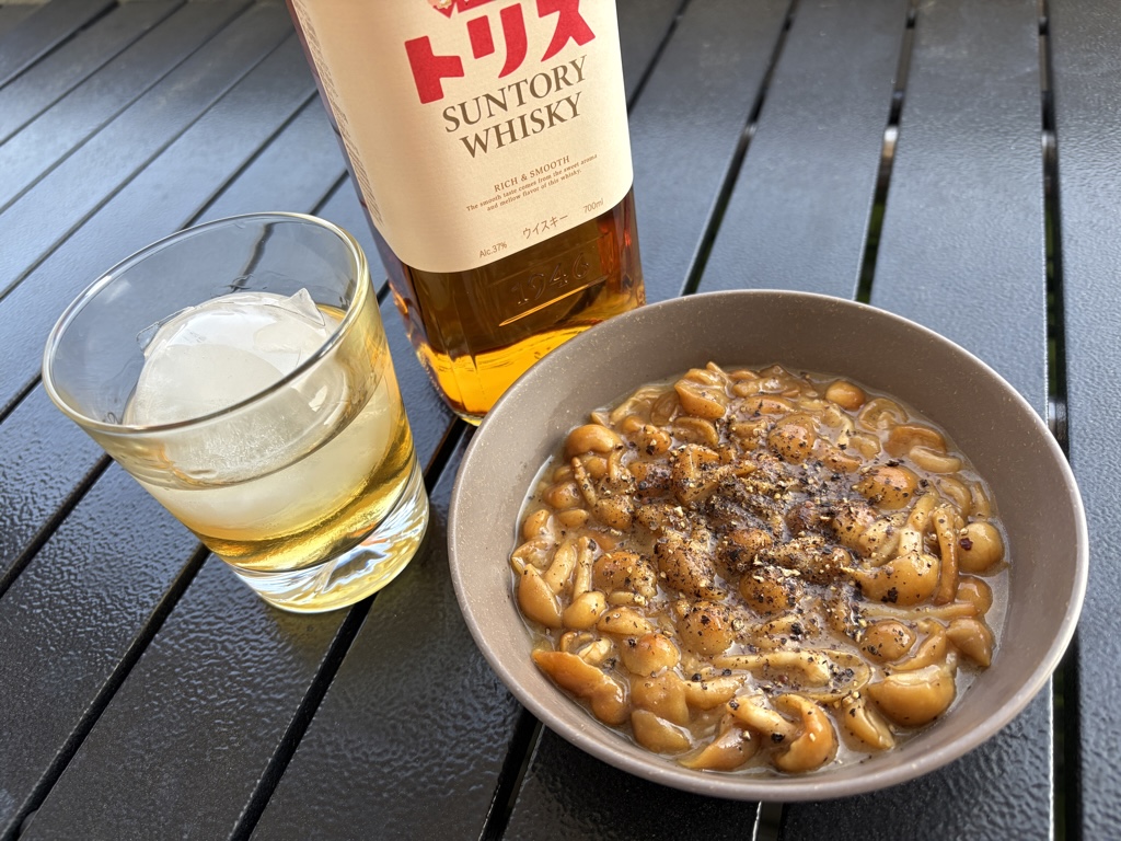 okakenproject's tweet photo. バター＆ガーリックで炒めたガリバタなめこ🥃(*´∇｀*)🍄黒コショウがピリッと効いてお酒とよく合いますね🎵では今夜も大いに飲んでゆっくりしましょう⭐️
#晩酌 #おうちごはん https://t.co/bD9MR1o0Sz