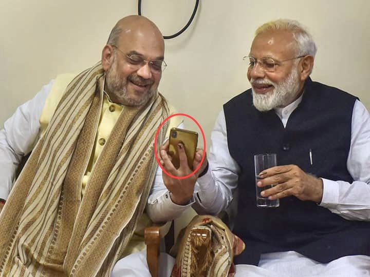 Rudhrayadav001's tweet photo. बीजेपी ने कॉकरोच जनता पार्टी के सारे किए-कराए पर पानी फेर दिया।

लोग सोच रहे थे कि कॉकरोच जनता पार्टी के संस्थापक अभिजीत दीप को 6 जून को जंतर-मंतर पर धरना-प्रदर्शन की अनुमति नहीं मिलेगी। 

परमिशन नहीं मिलेगी तो हंगामा होगा, विवाद होगा और मीडिया उसी को दिनभर दिखाएगा,

लेकिन बीजेपी ने पूरा खेल ही बदल दिया। कहा गया, परमिशन चाहिए? लीजिए परमिशन, आराम से धरना-प्रदर्शन करिए,

और अगर नीट पेपर लीक के मुद्दे पर केंद्रीय शिक्षा मंत्री Dharmendra Pradhan इस्तीफा भी दे देते हैं, तो हैरान मत होइए,

राजनीति में कभी-कभी एक कदम पीछे हटकर बड़ी जीत की तैयारी की जाती है,

मेरा मानना है कि अगर युवाओं को लगे कि उनकी आवाज सुनी जा रही है और उनकी मांगों पर कार्रवाई हो रही है, तो वही युवा आगे चलकर बीजेपी की तरफ भी लौट सकते हैं,

इसलिए इस पूरे घटनाक्रम को सिर्फ धरना-प्रदर्शन के रूप में नहीं, बल्कि एक बड़े राजनीतिक दांव के रूप में भी देखा जा रहा है।
