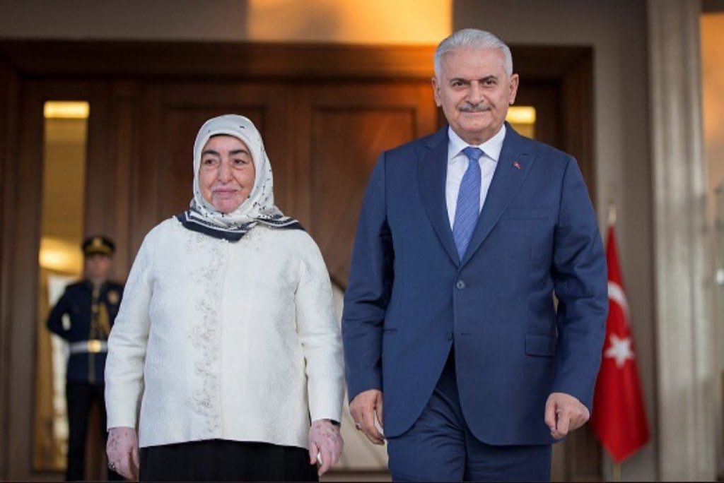 VedatAkbs's tweet photo. Genç yaşımda bile Binali Yıldırım’ın eşine yapılan saygısızlığa karşı çıkmış, bunu kendi anneme yapılmış kadar ağır bulmuştum.

Bugün ise Rahmi Koç’un yanındaki o laklakaya kahkahalarla eşlik etmesi büyük bir hayal kırıklığı yarattı.

Yazıklar olsun! @BY 

 #RahmiKoçÖzürDile https://t.co/F96Y8M4ed5