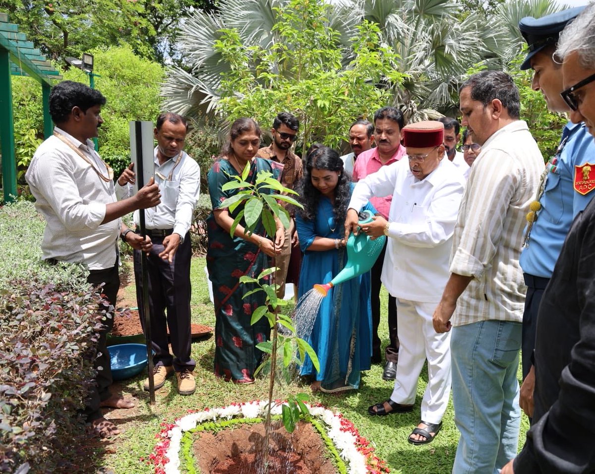 TcGehlotOffice's tweet photo. Hon'ble Governor of Karnataka Shri Thaawarchand Gehlot  planted a Rudraksha sapling at the Lok Bhavan premises on the occasion of World Environment Day. https://t.co/qtgugCb848