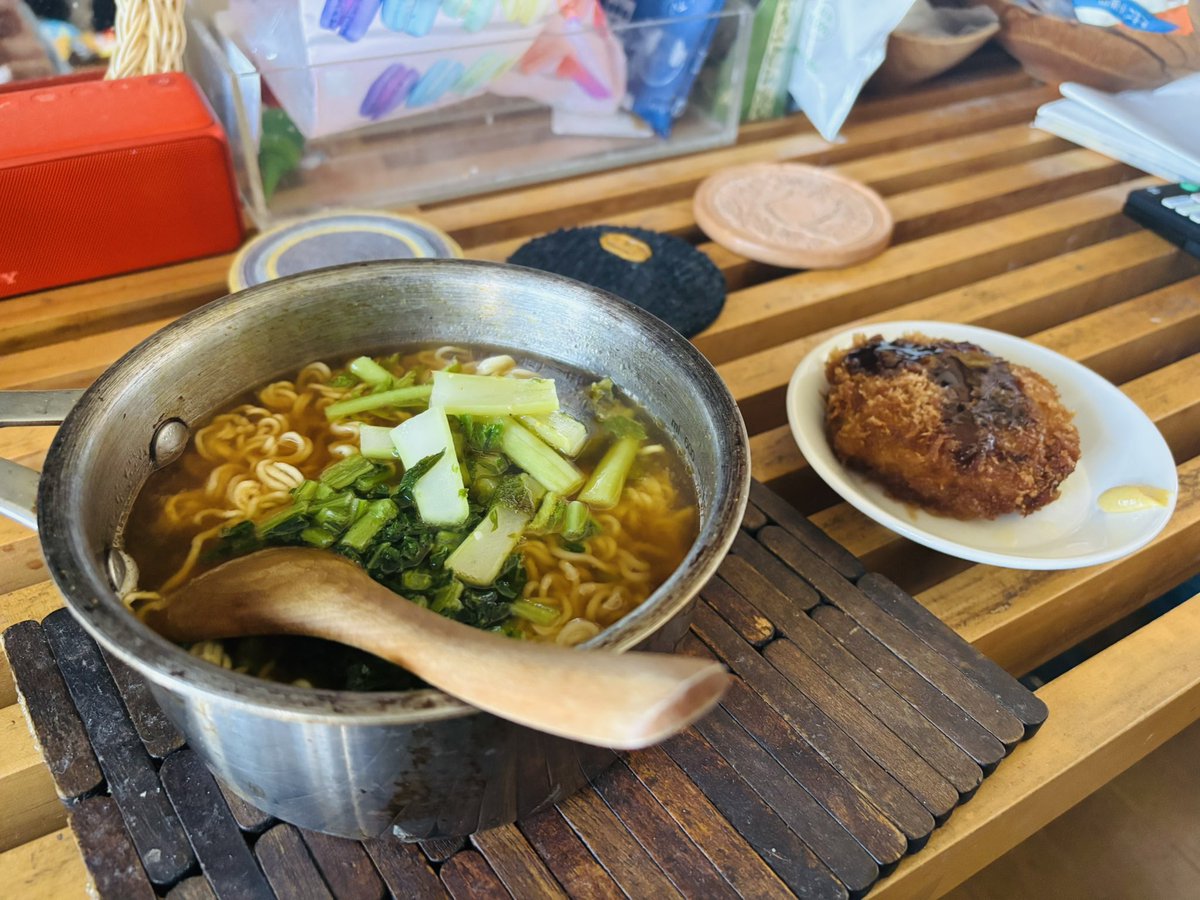 sekima0's tweet photo. おはよう！えるだよう

今日はお昼にバーガーを食べたみたいだけど
お腹ぺこちゃん..
帰りにローソンで唐揚げくんと焼きおにぎり食べたよう！
だけどお腹ぺこちゃんじゃんかよう..
だから帰ってきて味噌ラーメンとメンチカツ食べたよう！

#お昼ごはん #にわのわ #��ーガー
#味噌ラーメン #メンチカツ https://t.co/f2ijbjDqTK