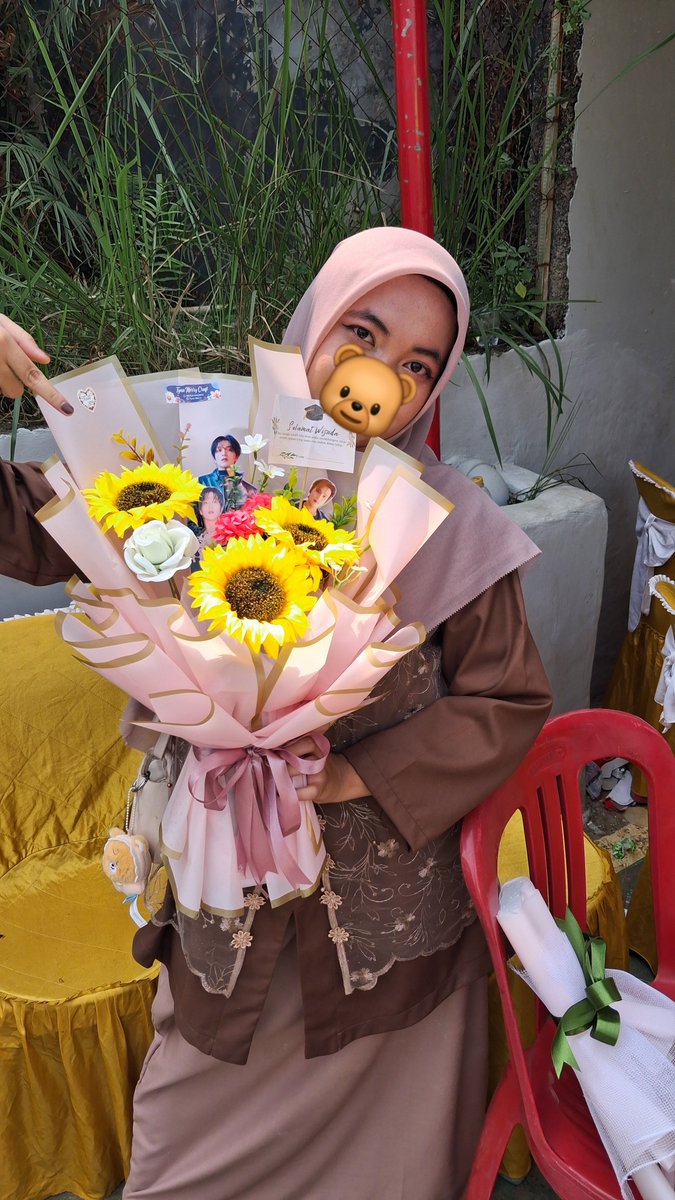 fullsunflower07's tweet photo. HAPPY BIRTHDAY HAECHAN AND HAPPY GRADUATION FOR ME❤️🌻

#HAPPYHAECHANDAY https://t.co/VupUliyXvT