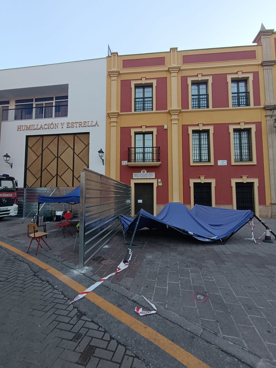 encierrobombmlg's tweet photo. Colapsa parte del "Puesto de Mando Avanzado" del servicio de Bomberos de la ciudad 😅

Que imagen más vergonzosa estamos dando, aunque está al nivel demostrado en los plenos y comisiones por @pacodelatorrep @AvelinoPP @jfgesp https://t.co/73IhDbdqNl